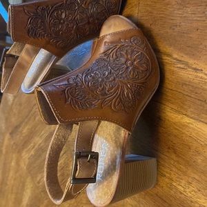 Roper brand brown leather tooled sandals. Size 8.5.